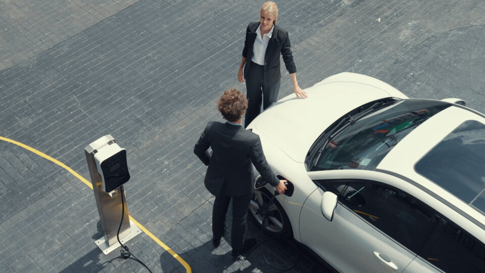 Homme rechargeant son véhicule électrique.